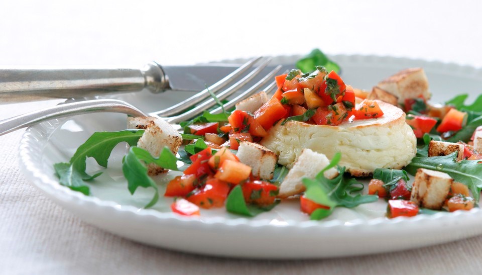Bagt feta med peberfrugtsalsa og brødcroutoner
