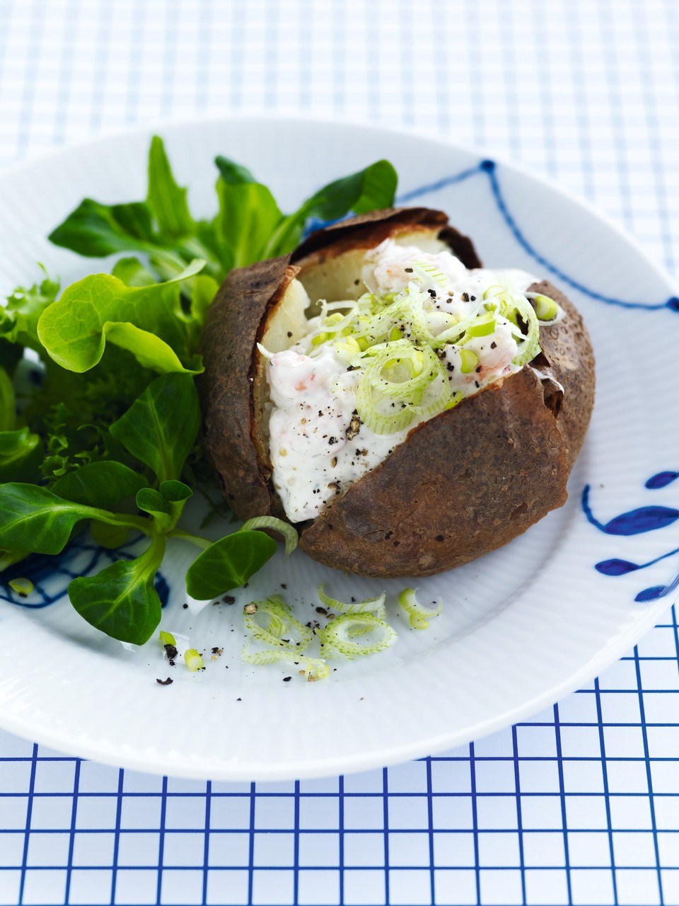 Bagt kartoffel med skagensalat