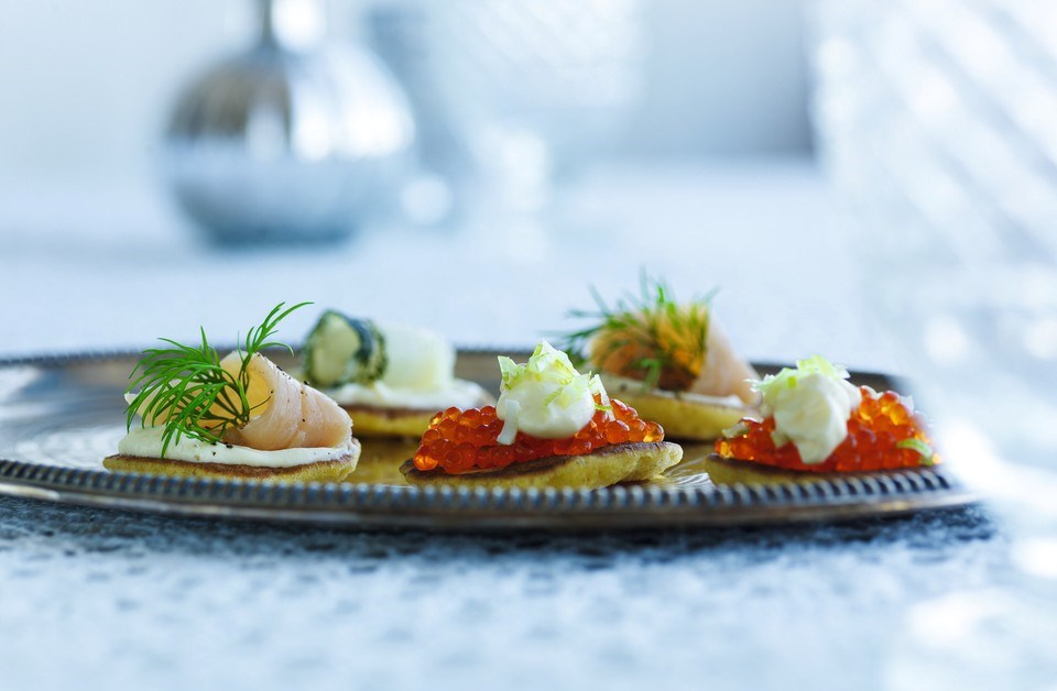 Blinis med hellefisk, laks og rogn