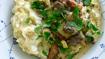Bøf stroganoff med svampe, bacon, persille og kartoffelmos - thumbnail