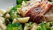 Stegt svinekotelet med parmaskinke og pasta med persillepesto - thumbnail
