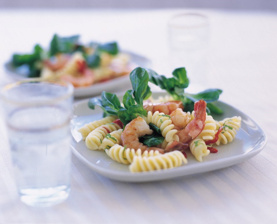 Black tigerrejer og pastasalat med limedressing