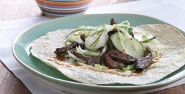 Åben tortilla med oksekød og salat