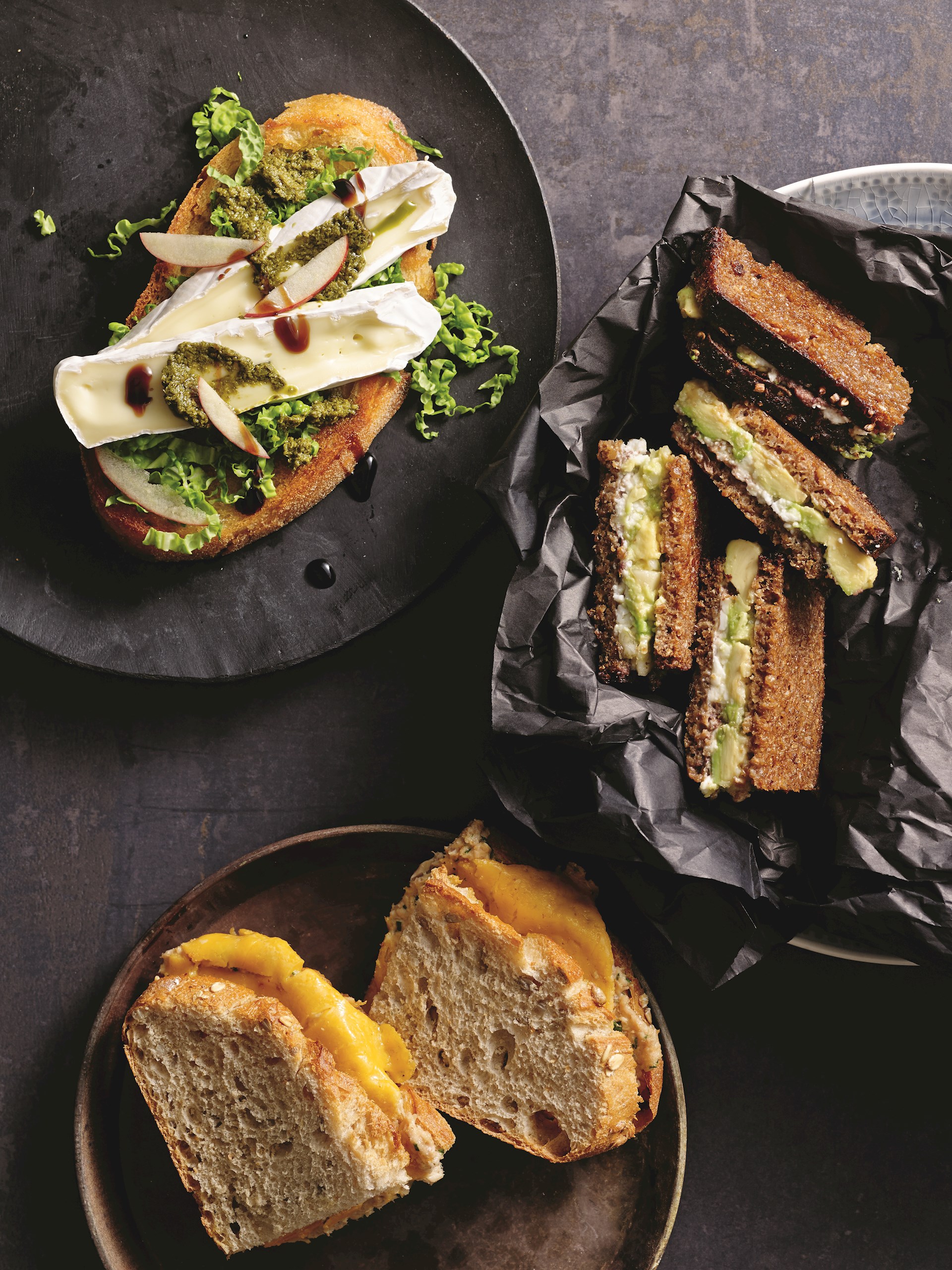 Rugbrødstoast med avocado og hvidost