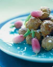 Bagte nye kartofler med lyserøde radiser