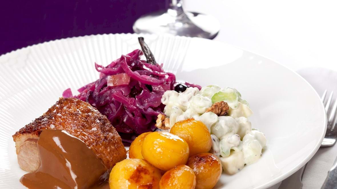 Andesteg med brune kartofler, rødkål og waldorfsalat