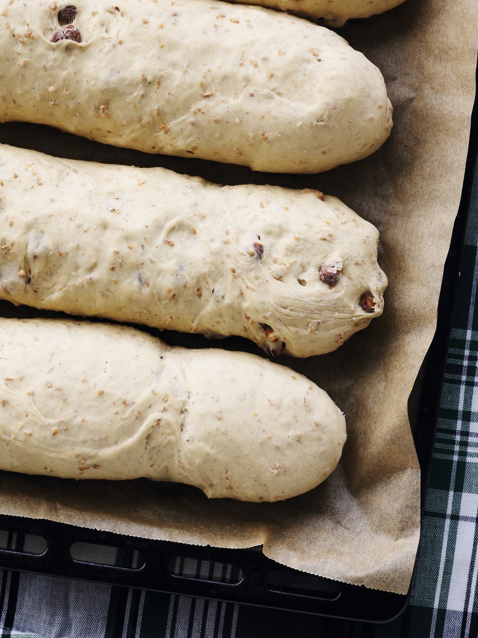 Fire brød med hasselnødder og hvedekerner