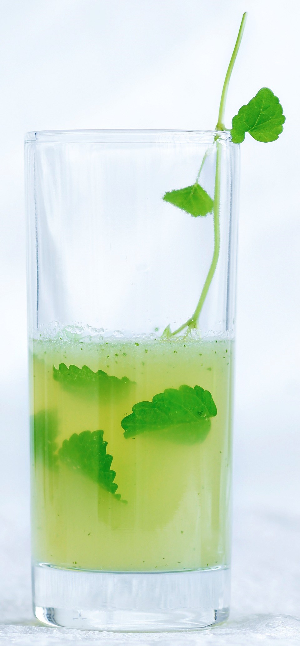 Æblemelon cocktail med hvid rom Se opskriften her