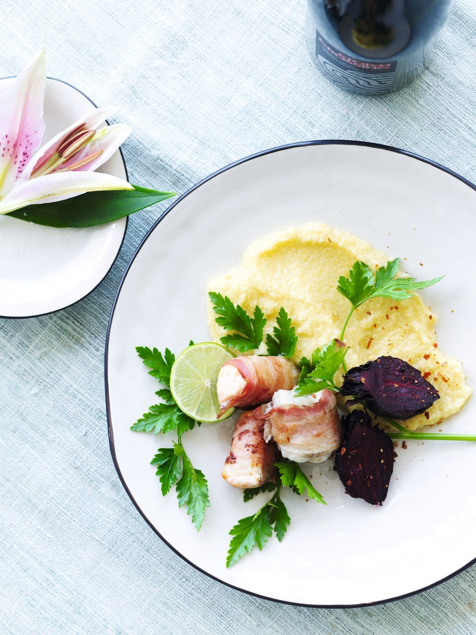 2 slags fisk bagt i pancetta og chilibagte rødbeder