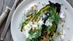 Grillet spidskål med østersyoghurt, urter og ristet boghvede - thumbnail