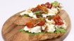 Bruscetta med frisk mozzarella, tomater og pinjekerner - thumbnail
