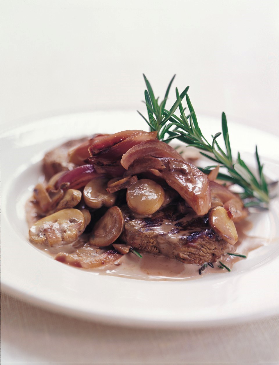 Bøf med ragout af rødløg og svampe