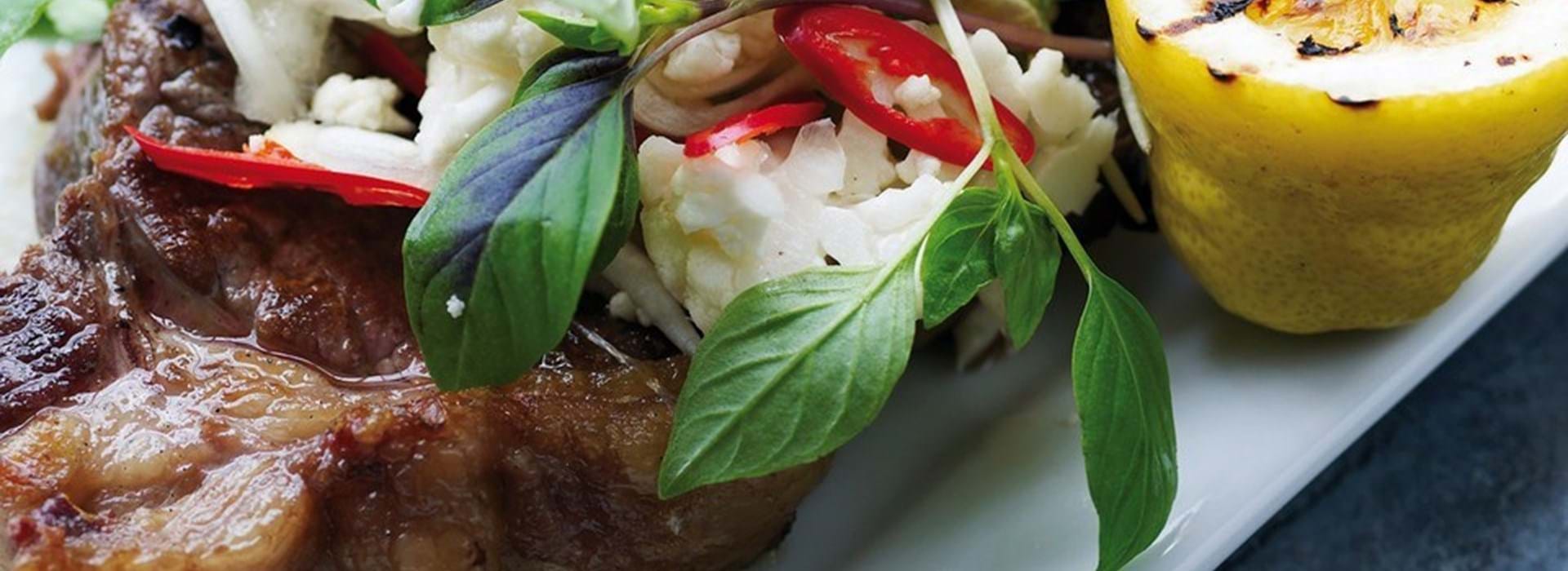 Grillstegte højrebskoteletter thaisalat - Se opskrift