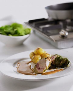 Perlehønebryst i svøb af spinatblade