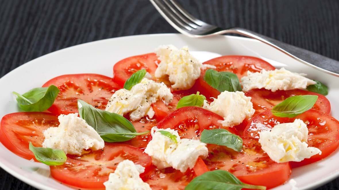 blødende Hej langsom Caprese salat opskrift med tomat og mozzarella - se her