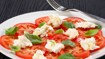 Caprese – tomatsalat med frisk mozzarella og basilikum - thumbnail