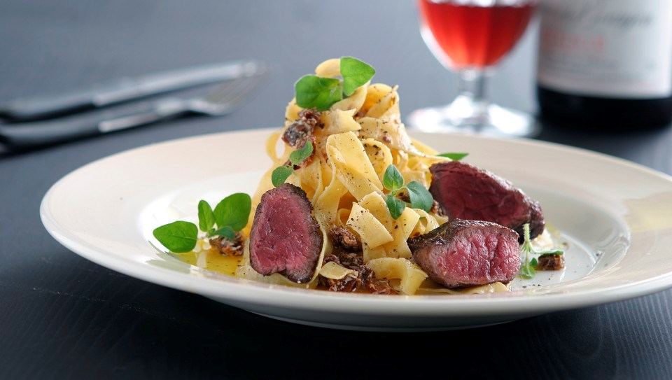 Pasta med rødt oksekød og ostecreme