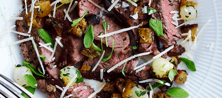 Bøf med selleripuré, brændt urtesmør, parmesan og brødkrummer