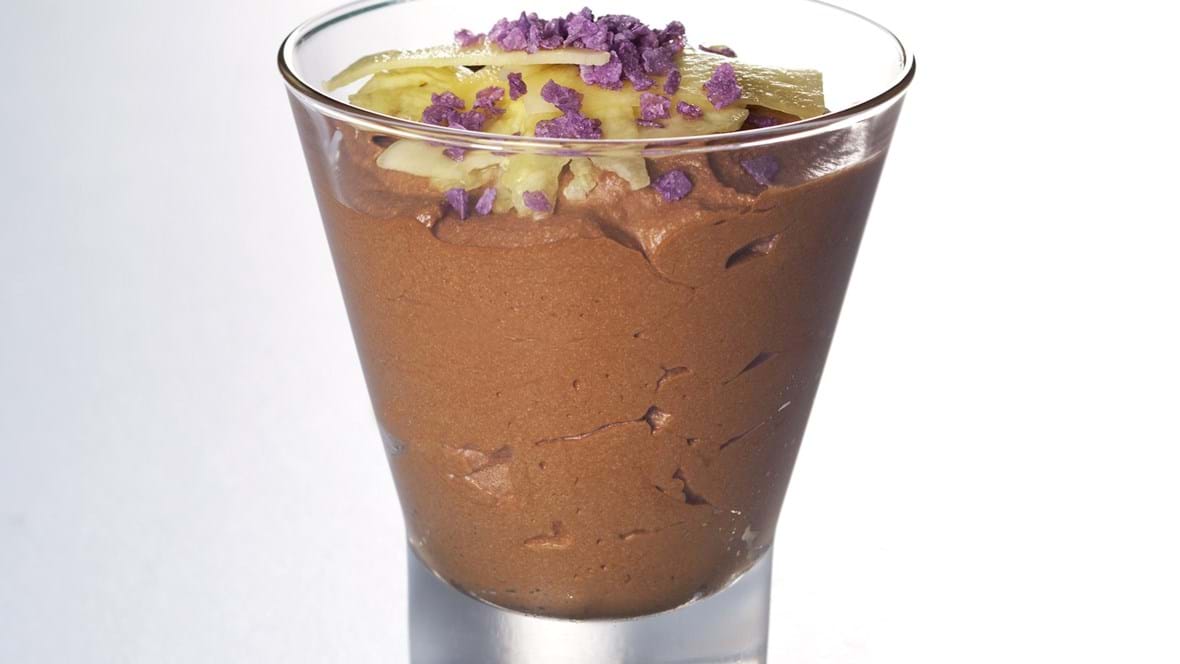 Chokolademousse med ananas og kandiserede violer