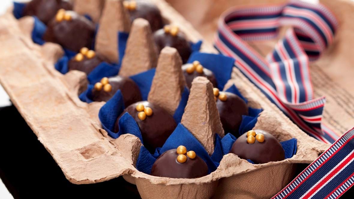Chokoladeovertrukne marcipankugler med figner og Baileys
