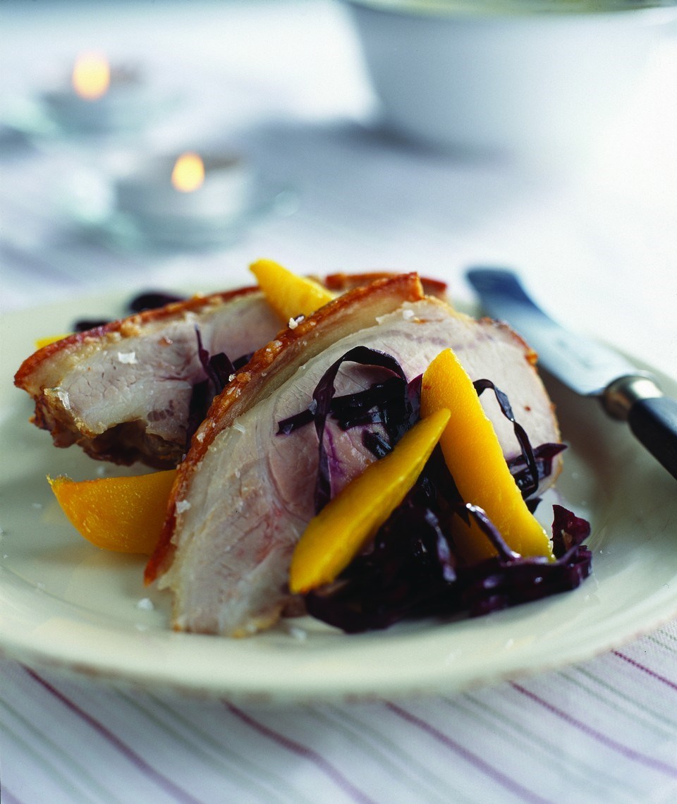 Kamsteg med lynstegt rødkål og mango