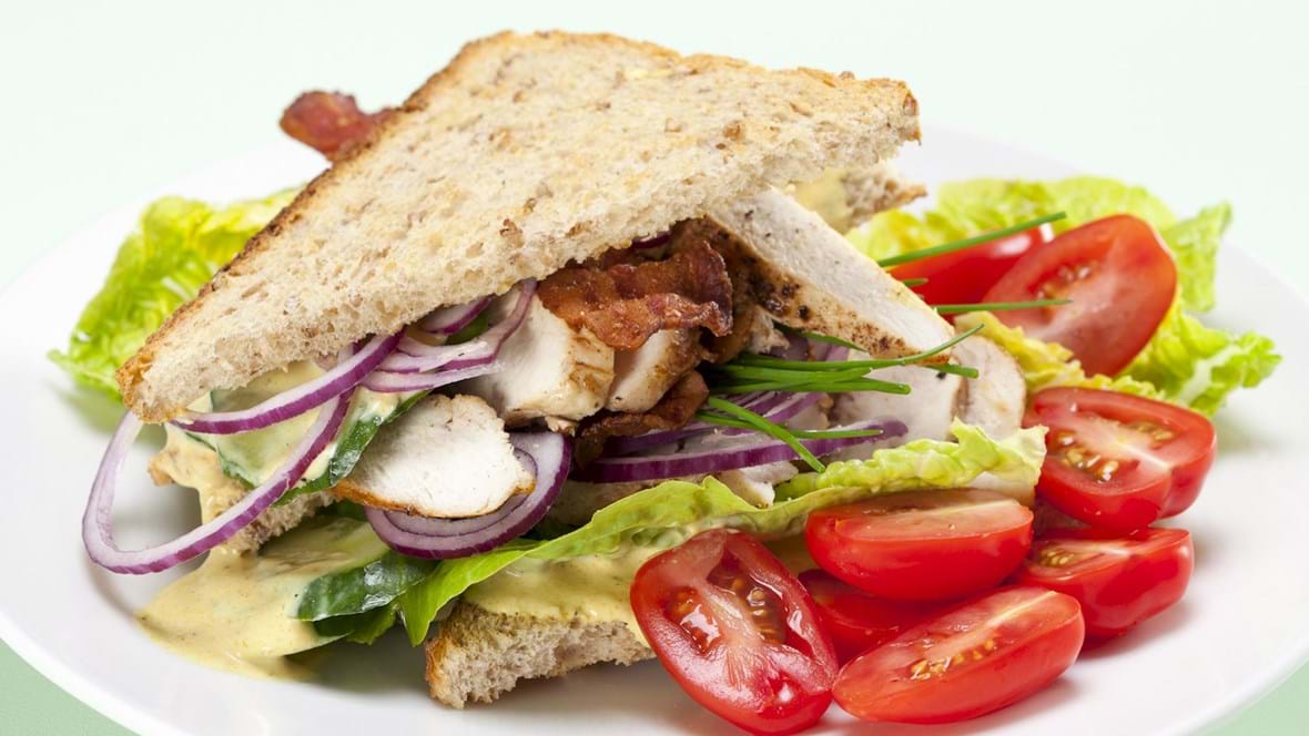 Club sandwich med kylling, bacon og karry