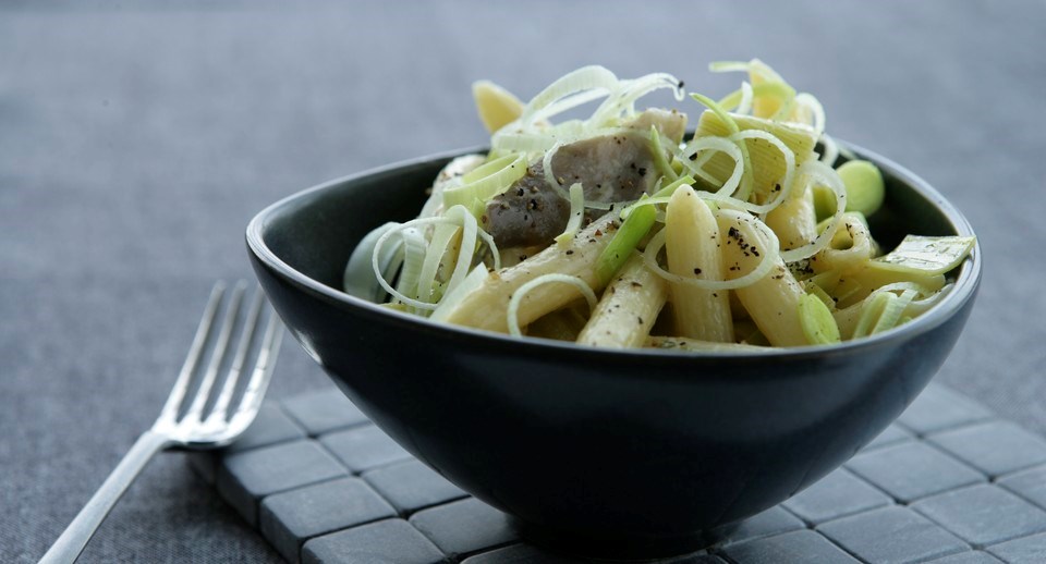 Porrer og østershatte i peberrodscreme med pasta