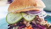 Pulled pork burger med rødkålssalat, syltet agurk og spicy mayonnaise - thumbnail