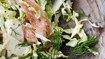 Spidskålsalat med koldrøget laks og mormordressing - thumbnail