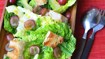 Sprød salat med vindruer, slikærter og avocadodressing - thumbnail