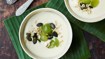 Mangoyoghurt med druer og kokosknas - thumbnail