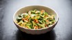 Salat med sukkerærter, avokado, mango og peanuts - thumbnail