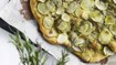 Kartoffelpizza med pesto, blå ost og rosmarin - thumbnail