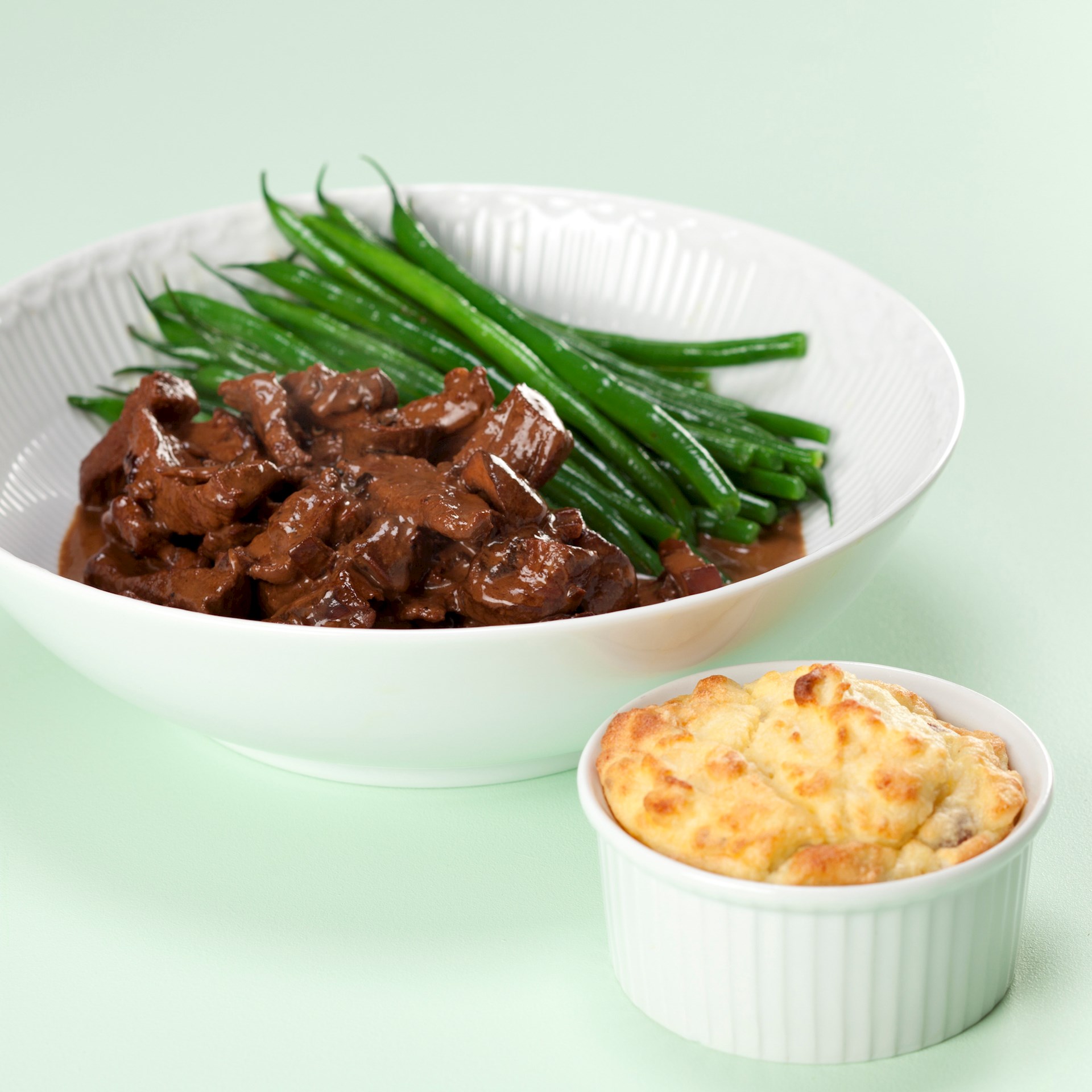 Enebærgryde med grønne bønner og bagt kartoffelmos