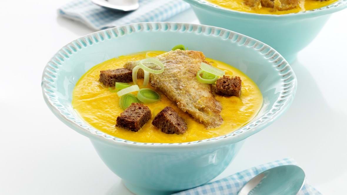 Gulerodssuppe med sprøde fiskefileter 