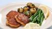 Fiskefrikadeller med stegte persillekartofler og remoulade med skyr - thumbnail