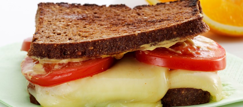 Varme rugbrøds-sandwich