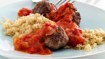 Krydrede kødboller med chilisovs og couscous - thumbnail