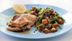 Skinkeschnitzler med basilikum og bønnesalat med tomat og linser - thumbnail