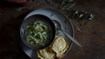 Løg og ærtesuppe med gratinerede ostebrød - thumbnail