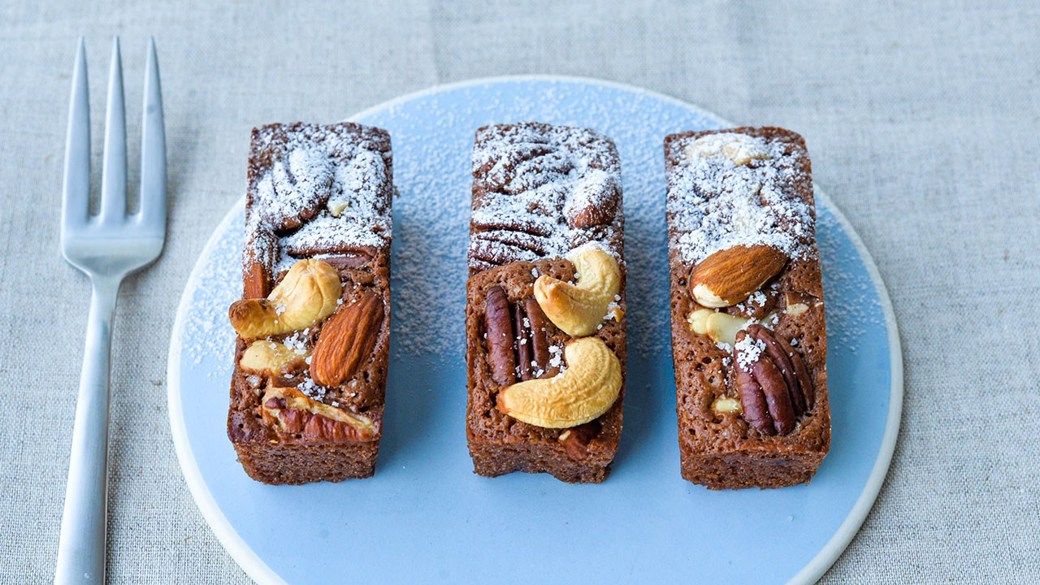 Små browniebarer - med mælkechokolade & nødder