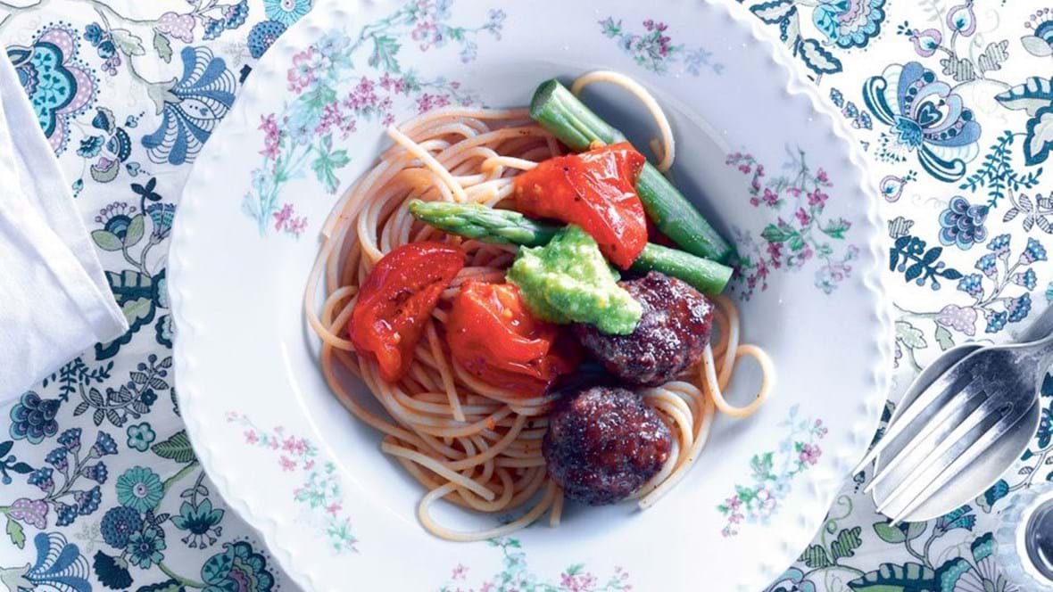 Spaghetti og kødboller med asparges pesto