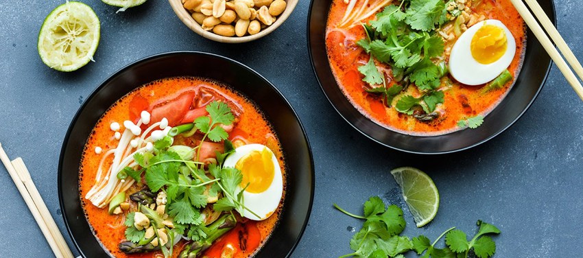 Rød karrysuppe med sprødt grønt, nudler & æg