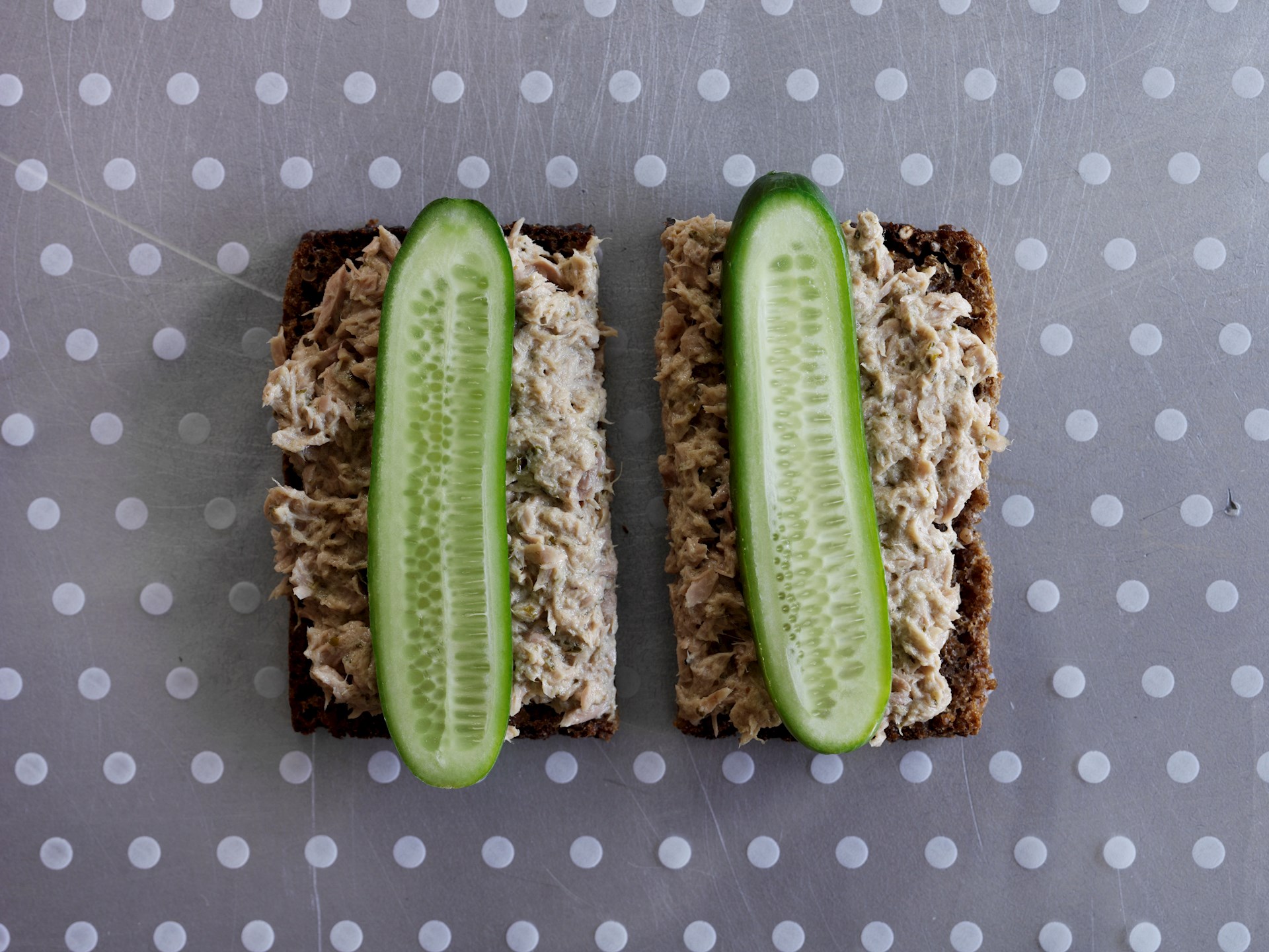 Tunsalat på rugbrød