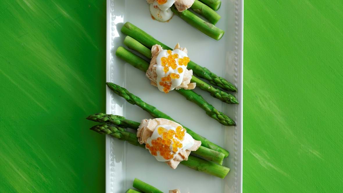Indkogt laks med asparges