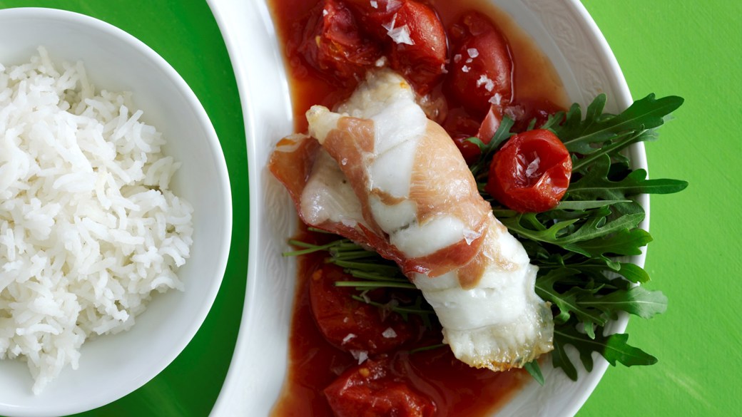 Fiske- og serranoruller med tomatsauce