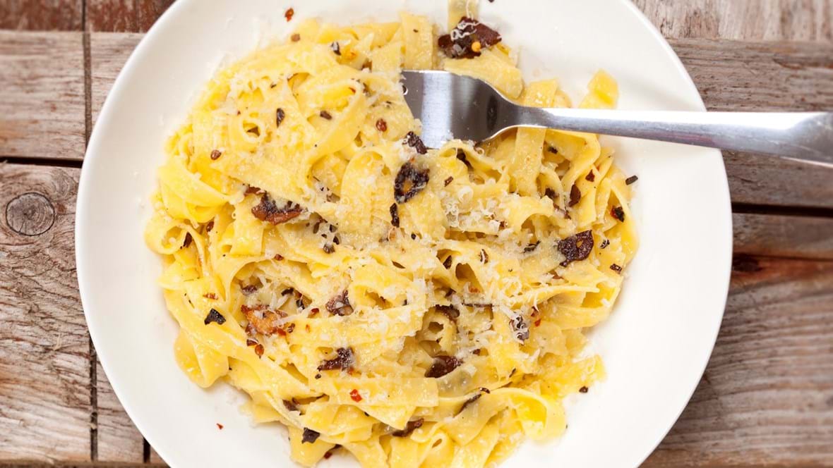 Frisk pasta med hvidløg, olivenolie, chili og parmesanost