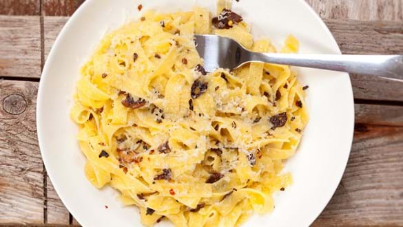 Frisk pasta med hvidløg, olivenolie, chili og parmesanost