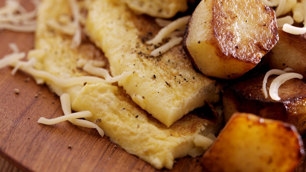 Omelet med kartofler og revet ost
