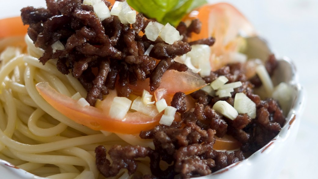 Pasta med tomater og oksekød